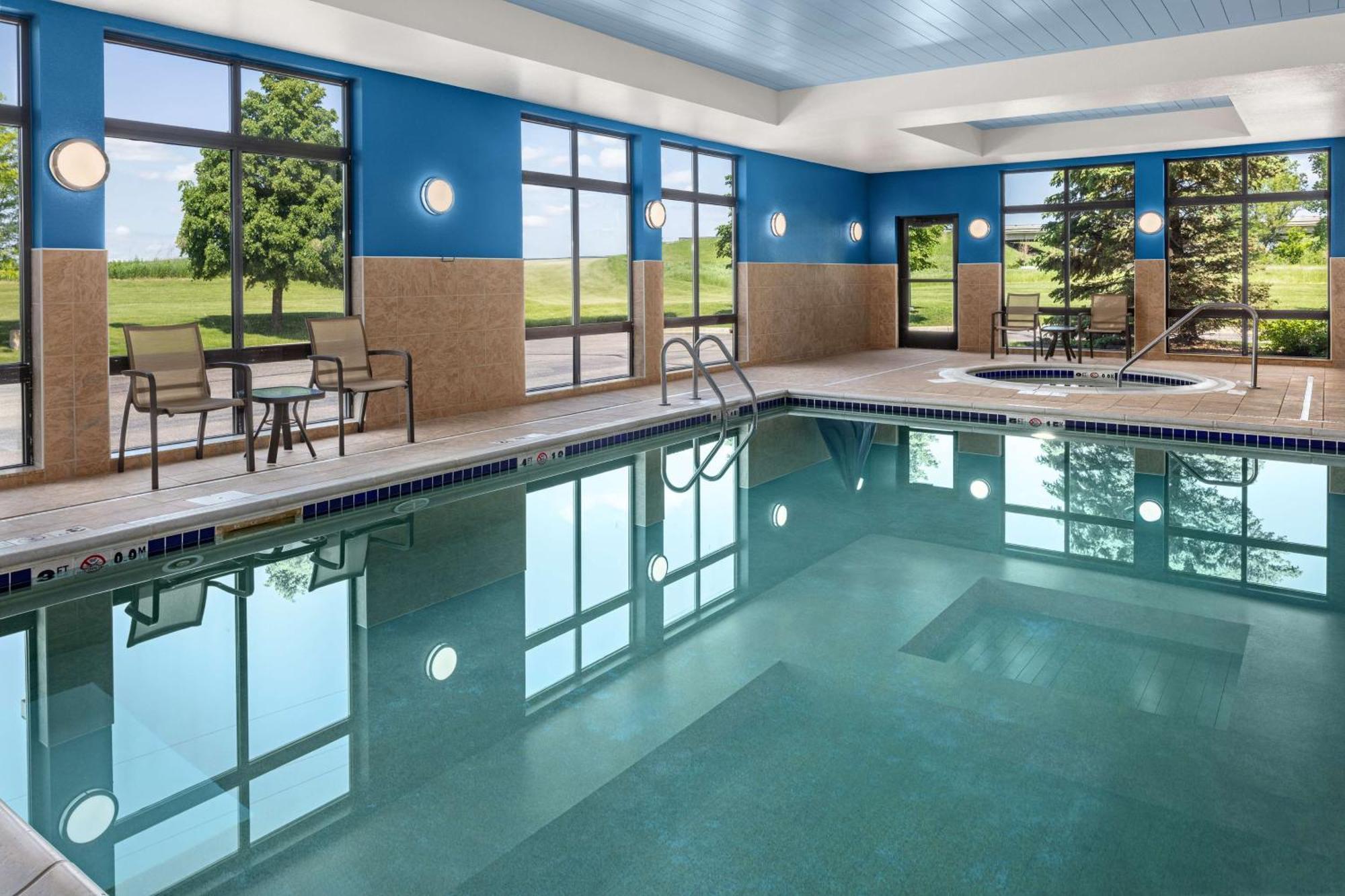Hampton Inn Fairmont Exteriér fotografie