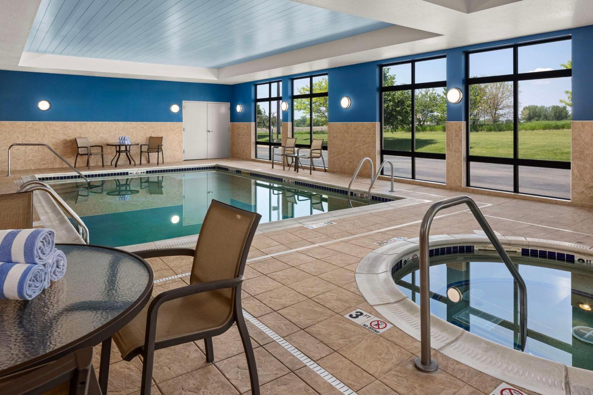 Hampton Inn Fairmont Exteriér fotografie